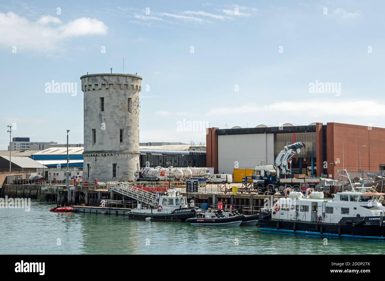 Portsmouth, Royaume-Uni - 8 septembre 2020 : navires amarrés près de la tour ronde historique à la base navale royale de Portsmouth Harbour, Hampshire, par une journée ensoleillée. Banque D'Images