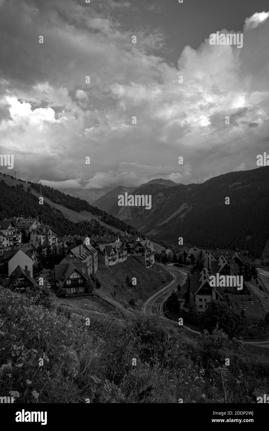 Maisons dans les Pyrénées en noir et blanc, Espagne Banque D'Images