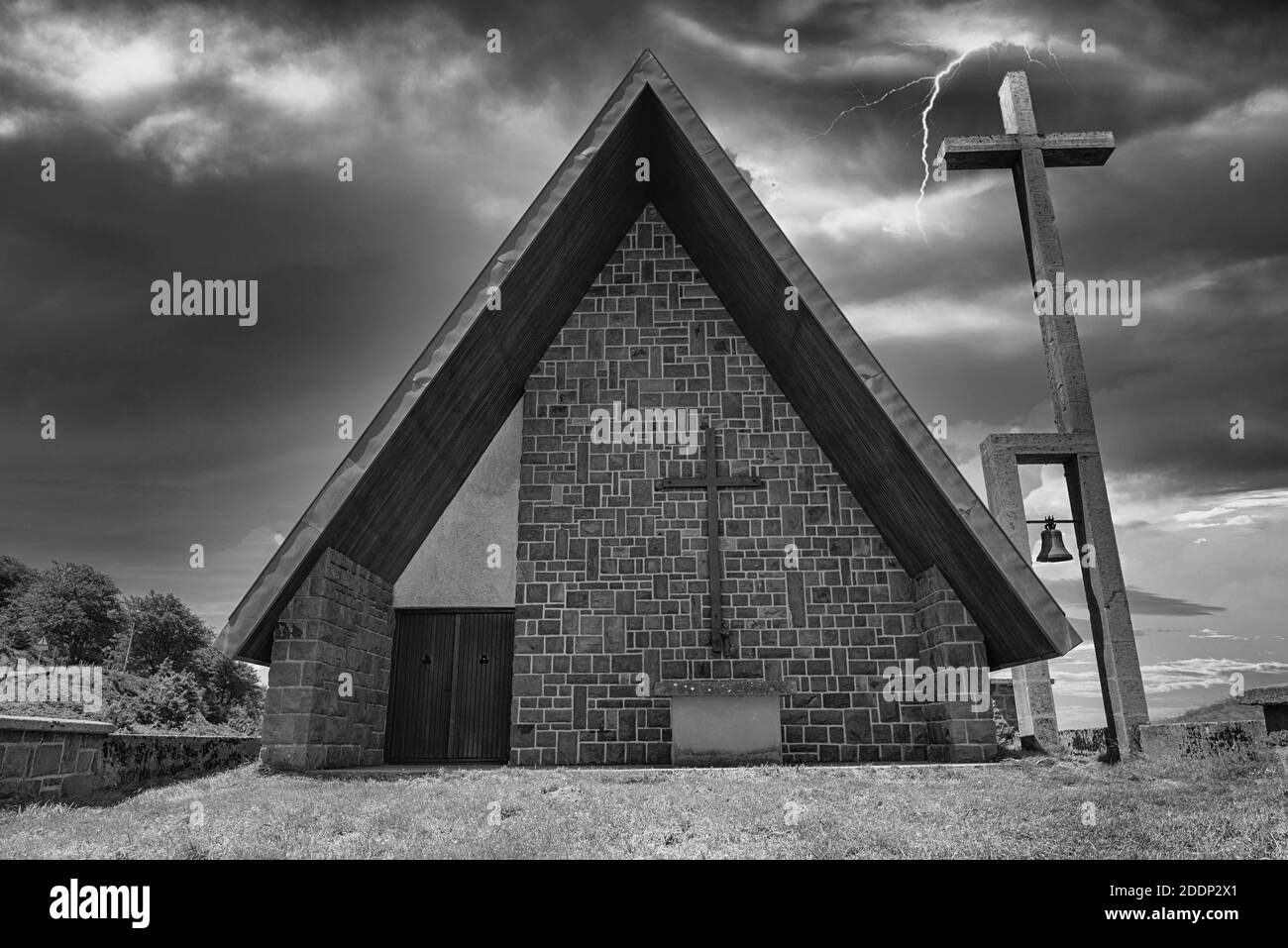 Un ermitage à Roncesvalles sous la tempête en noir et blanc, Espagne Banque D'Images