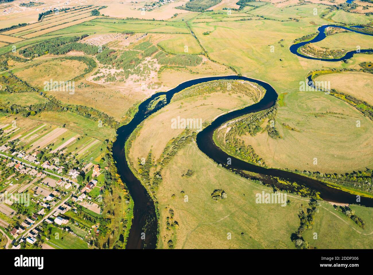 Golovintsy, région de Gomel, Bélarus. Vue aérienne Green Meadow et Curved River Landscape en été ensoleillé. Vue de dessus de la magnifique nature européenne de Banque D'Images