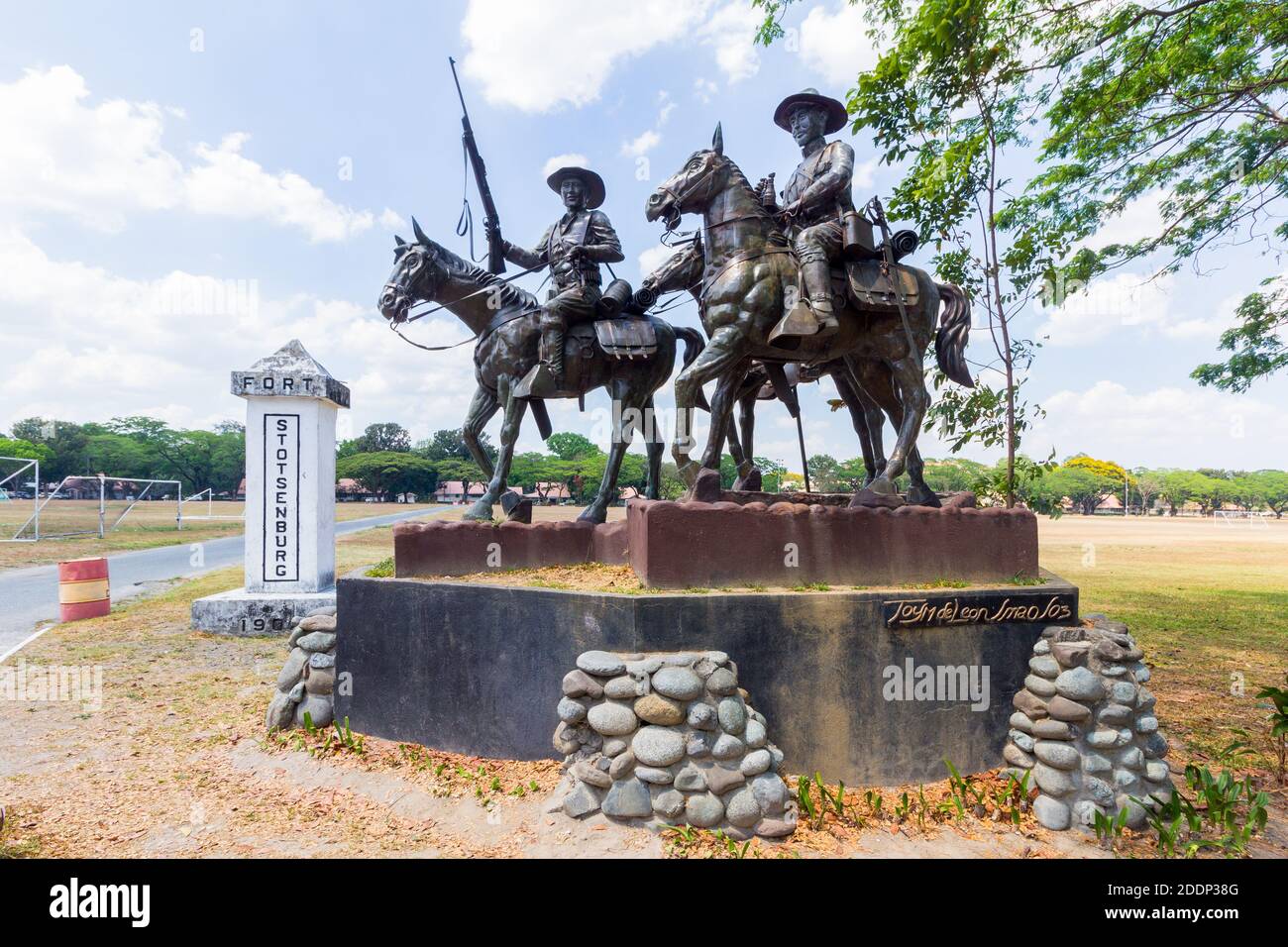 Monument historique à l'entrée de l'ancien Fort Stotsenburg, qui fait maintenant partie de Clark City à Pampanga, Philippines Banque D'Images