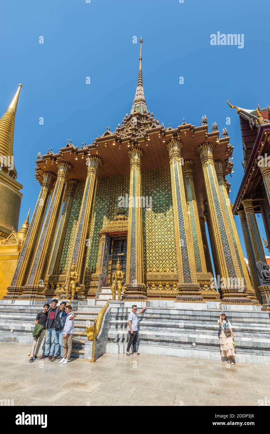Bangkok, Thaïlande - 7 décembre 2019 : les visiteurs du Grand Palais découvrent le Phra Siratana Chedi et le Phra Mondop et prennent des photos pour se souvenir. Banque D'Images
