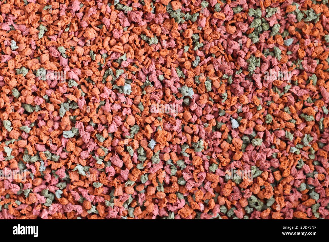 Granulés de bois multicolores pour l'alimentation des animaux en gros plan Banque D'Images