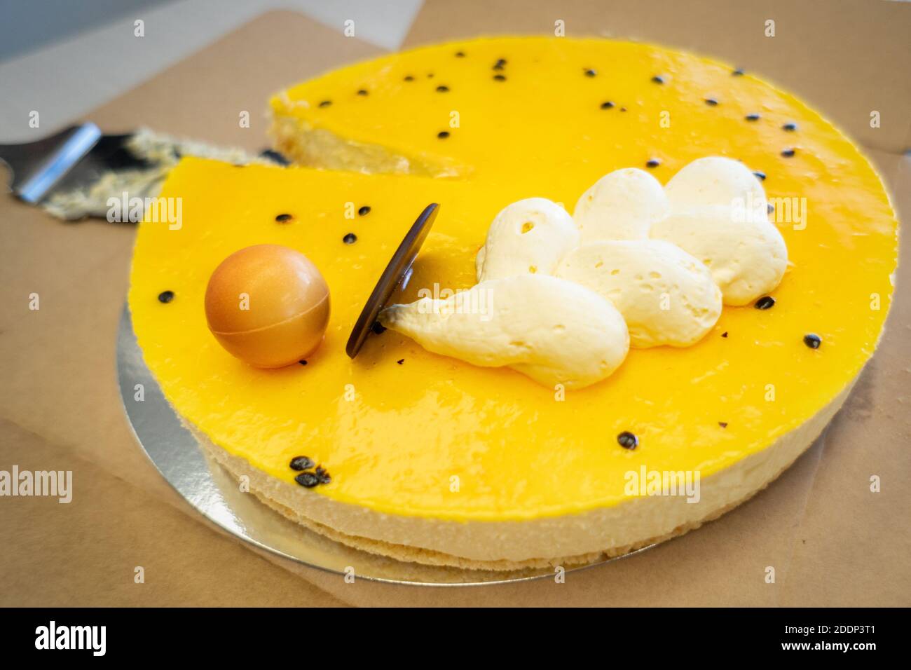 Delicieux Gateau Au Fromage Fruit De La Passion Avec De La Creme Et Des Boules De Chocolat Le Haut Photo Stock Alamy