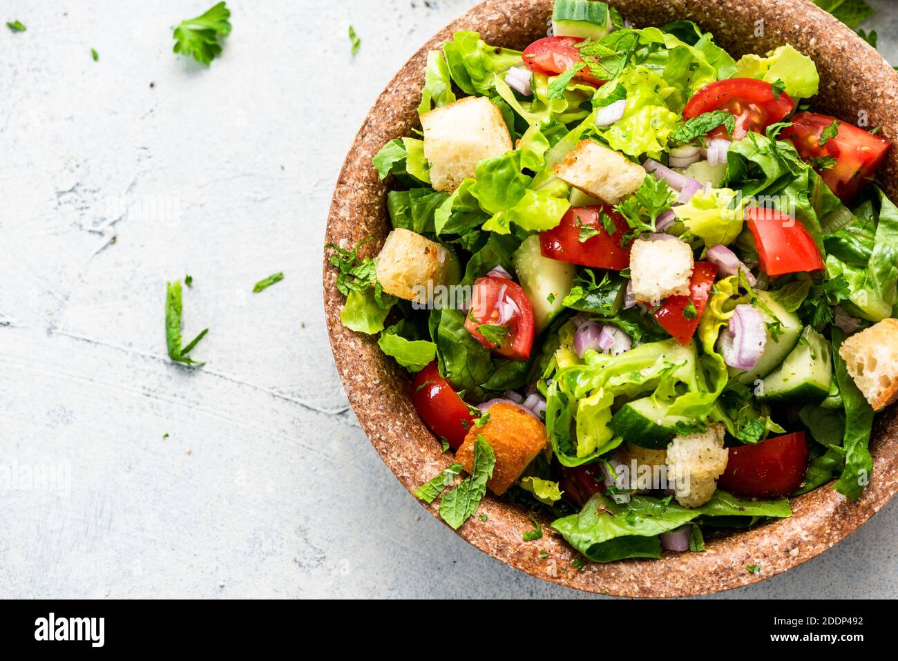 Salade fraîche saine et colorée dans une assiette comestible. Arrière-plan  de la bordure. ECO Cooking Photo Stock - Alamy