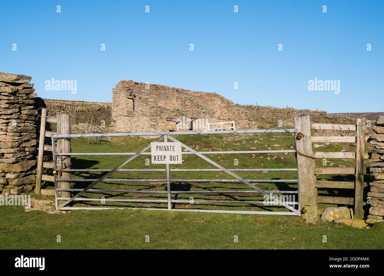 Panneau Private Keep out sur la porte de ferme métallique au-dessus de Stanhope, dans Co. Durham, Angleterre, Royaume-Uni Banque D'Images