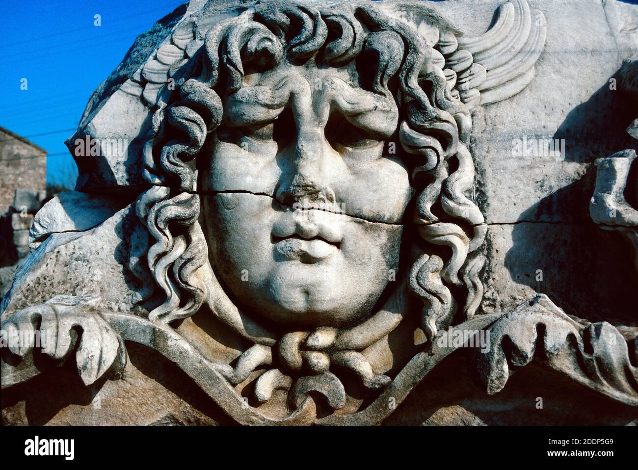Sculpture en marbre de la tête et du visage du géant Medusa Temple d'Apollon ou Temple d'Apollon dans l'antique ruiné Ville de Didyma Didim Turquie Banque D'Images