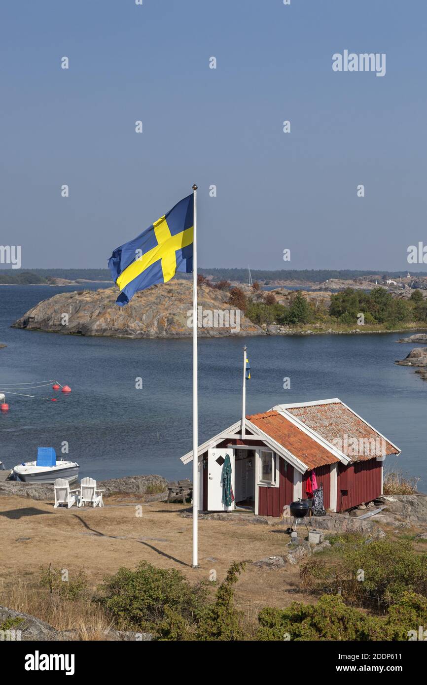 Géographie / Voyage, Suède, Stockholm laen, Nynäshamn, falu rouge maison de vacances sur la mer au-dessus du port , Additional-Rights-Clearance-Info-non-disponible Banque D'Images