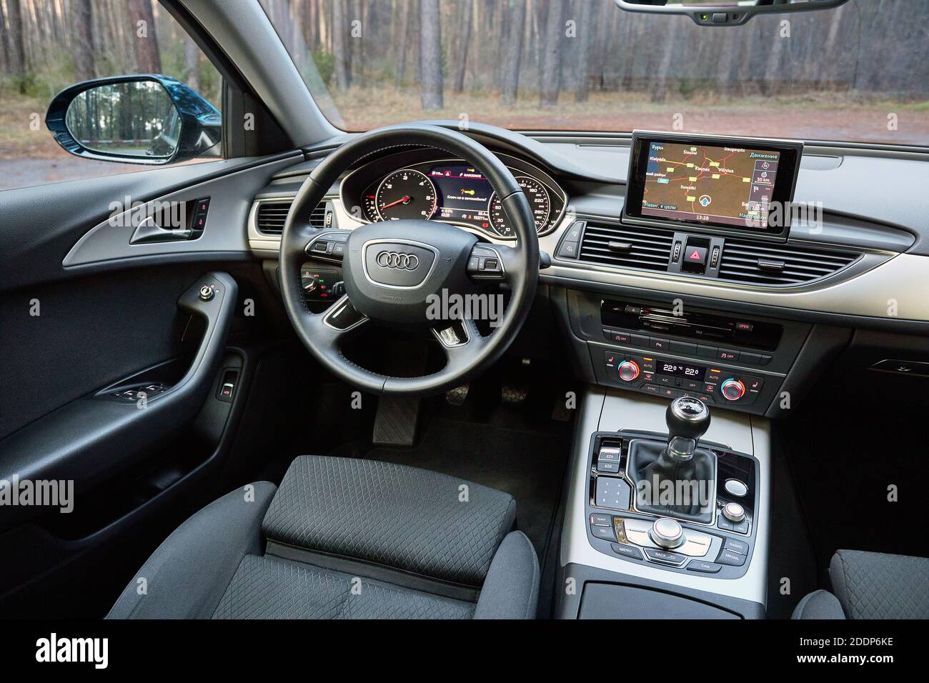 GRODNO, BÉLARUS - DÉCEMBRE 2019 : intérieur de l'Audi A6 4G C7 dans des tons sombres avec affichage avec carte de navigation GPS, panneaux de commande de climatisation du système multimédia Banque D'Images