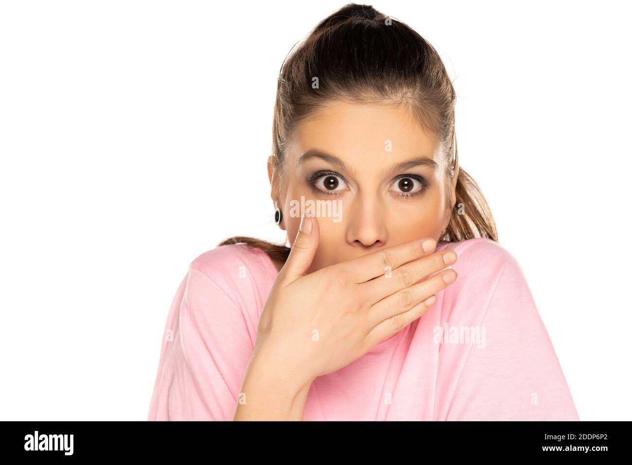 Portrait de jeune femme surprise avec maquillage sur fond blanc Banque D'Images