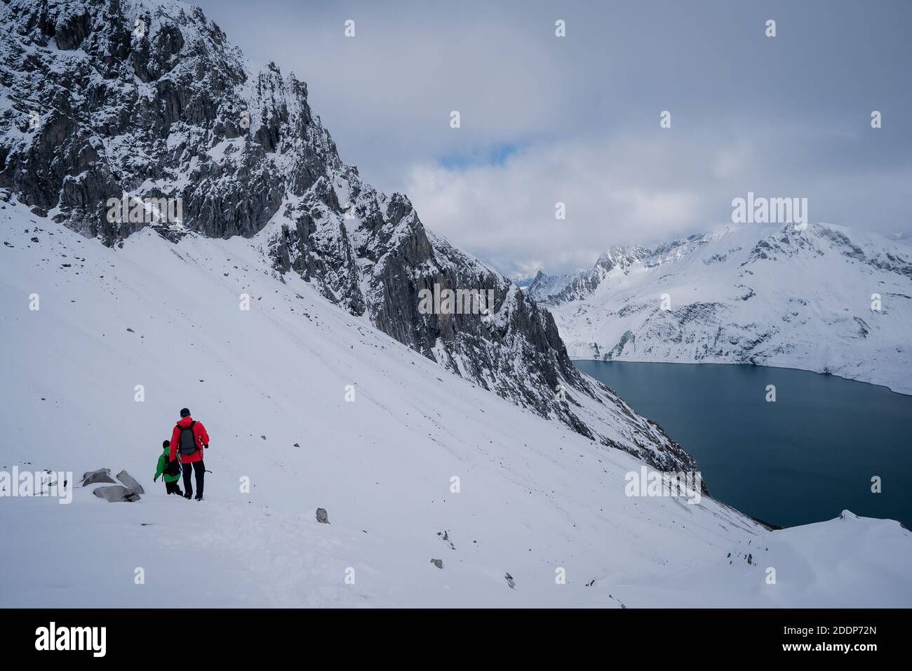 Grimpeur avec un sac à dos sur un jour ensoleillé, un homme s'est mis sur la montagne, les gens voyageant à travers la belle nature sauvage. Banque D'Images