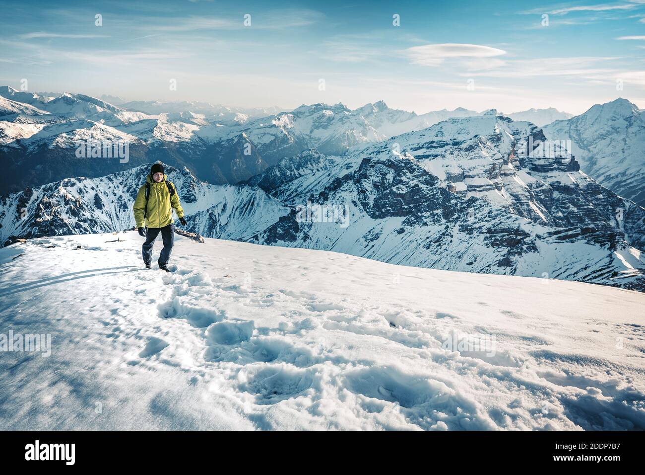 Grimpeur avec un sac à dos sur un jour ensoleillé, un homme s'est mis sur la montagne, les gens voyageant à travers la belle nature sauvage. Banque D'Images