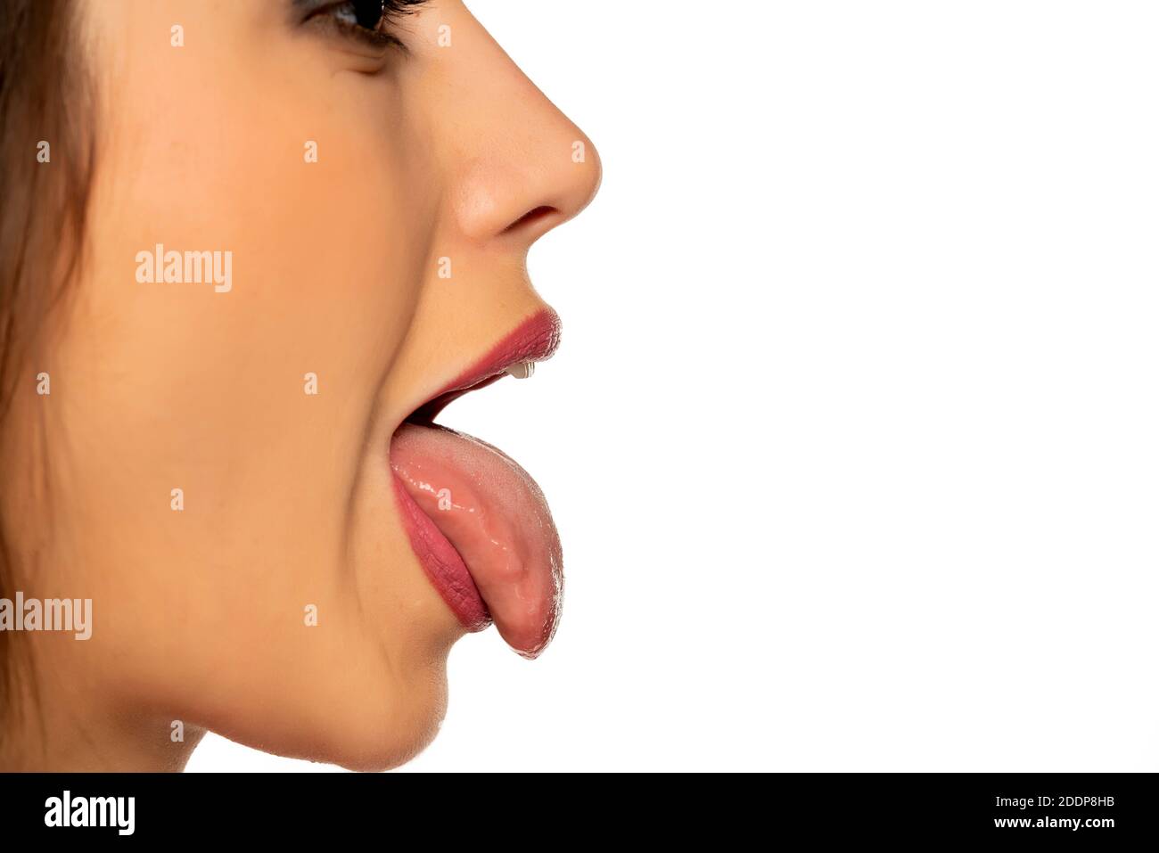 profil de la jeune femme avec la langue sur fond blanc Banque D'Images