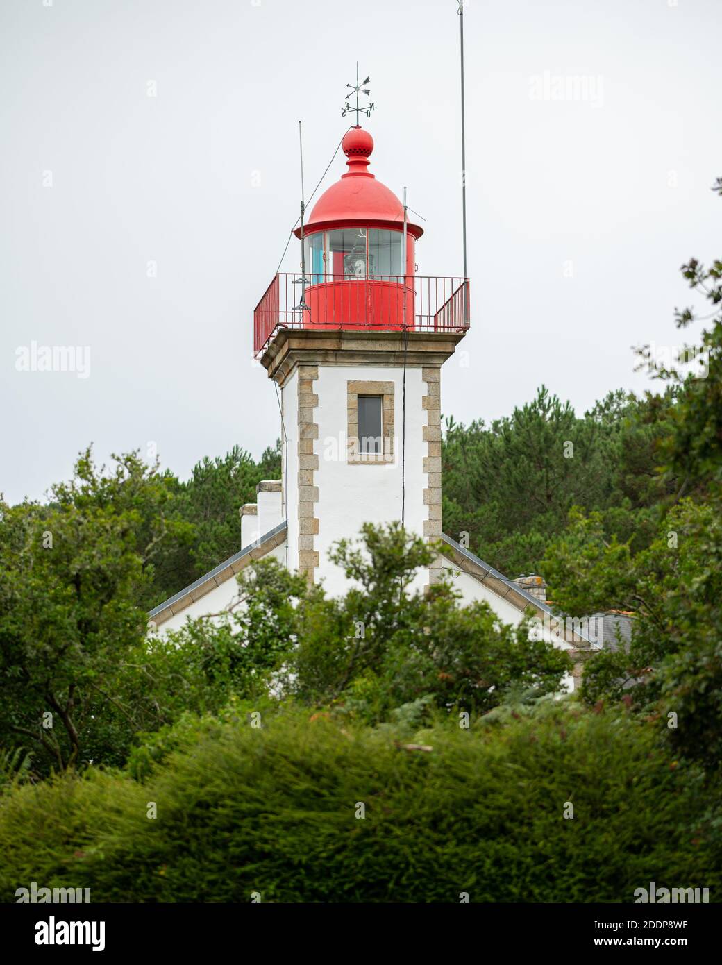 Le phare de Morgat (Bretagne, France) par une journée nuageux à la fin de l'été Banque D'Images
