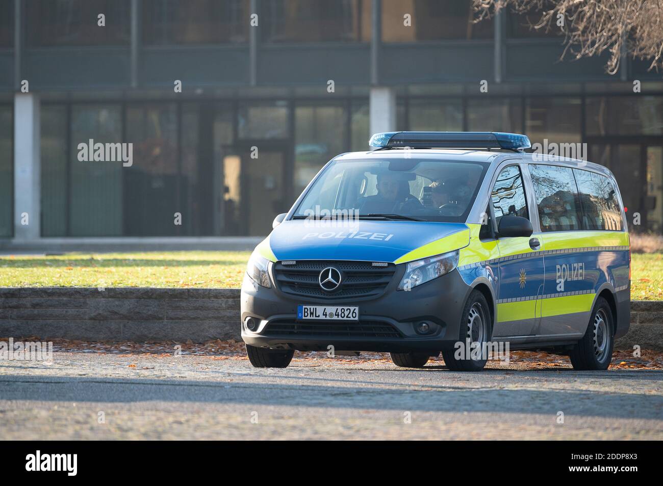 Stuttgart, Allemagne. 26 novembre 2020. Une voiture de police est garée devant la session extraordinaire du Parlement de l'État du Bade-Wurtemberg sur les résolutions de la couronne des gouvernements fédéral et de l'État. Credit: Sebastian Gollnow/dpa/Alay Live News Banque D'Images