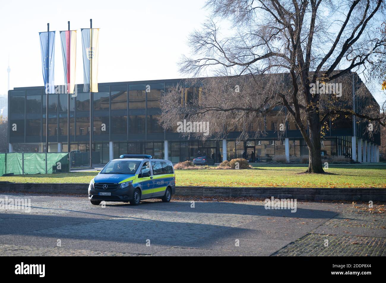 Stuttgart, Allemagne. 26 novembre 2020. Une voiture de police est garée devant la session extraordinaire du Parlement de l'État du Bade-Wurtemberg sur les résolutions de la couronne des gouvernements fédéral et de l'État. Credit: Sebastian Gollnow/dpa/Alay Live News Banque D'Images