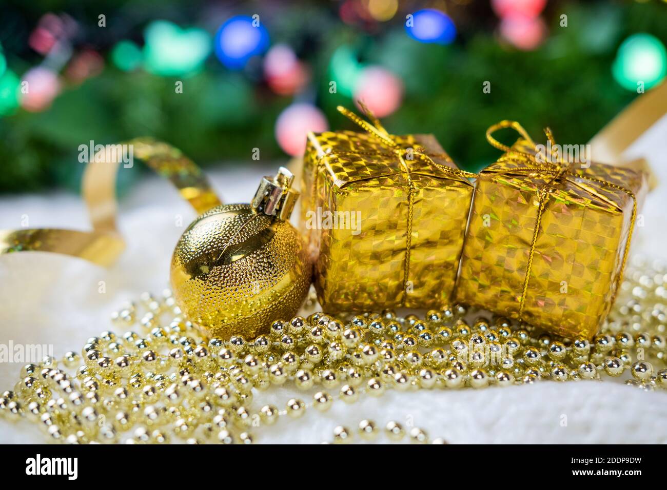 décoration de noël jouets ornements sur l'arbre de noël gros plan cadeaux pour la nouvelle année et noël Banque D'Images