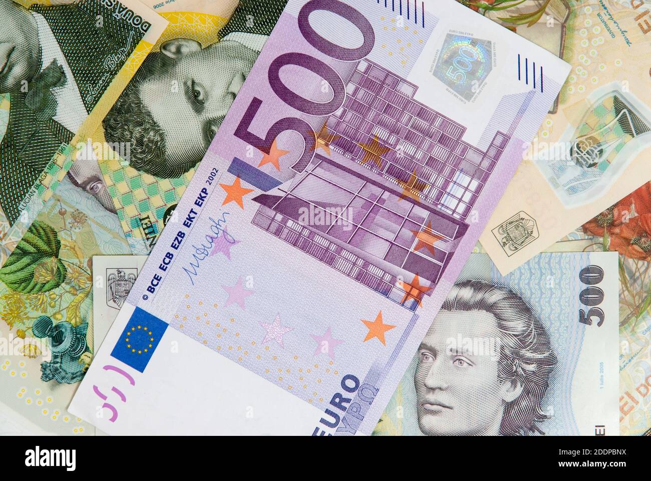 de nombreux billets de banque de grande valeur de leu roumain et une facture de 500 euros Banque D'Images