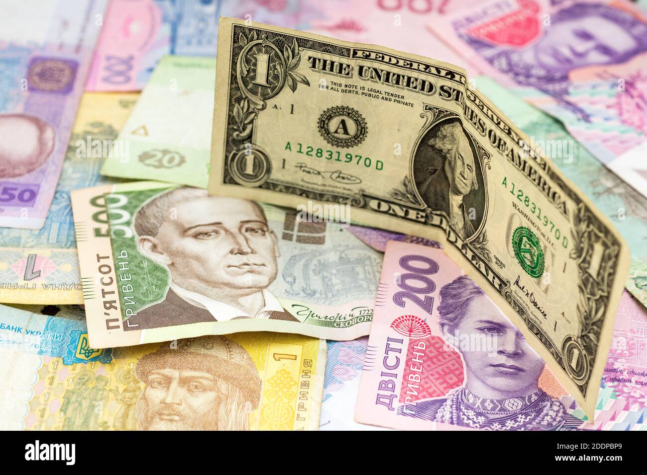 divers hryvna ukrainien et un concept d'échange de billets de banque d'un dollar Banque D'Images