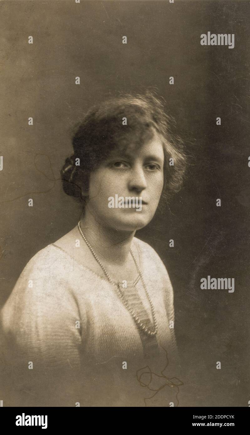 Portrait en studio noir et blanc de la jeune femme anglaise en 1925. Tête et épaules. Banque D'Images