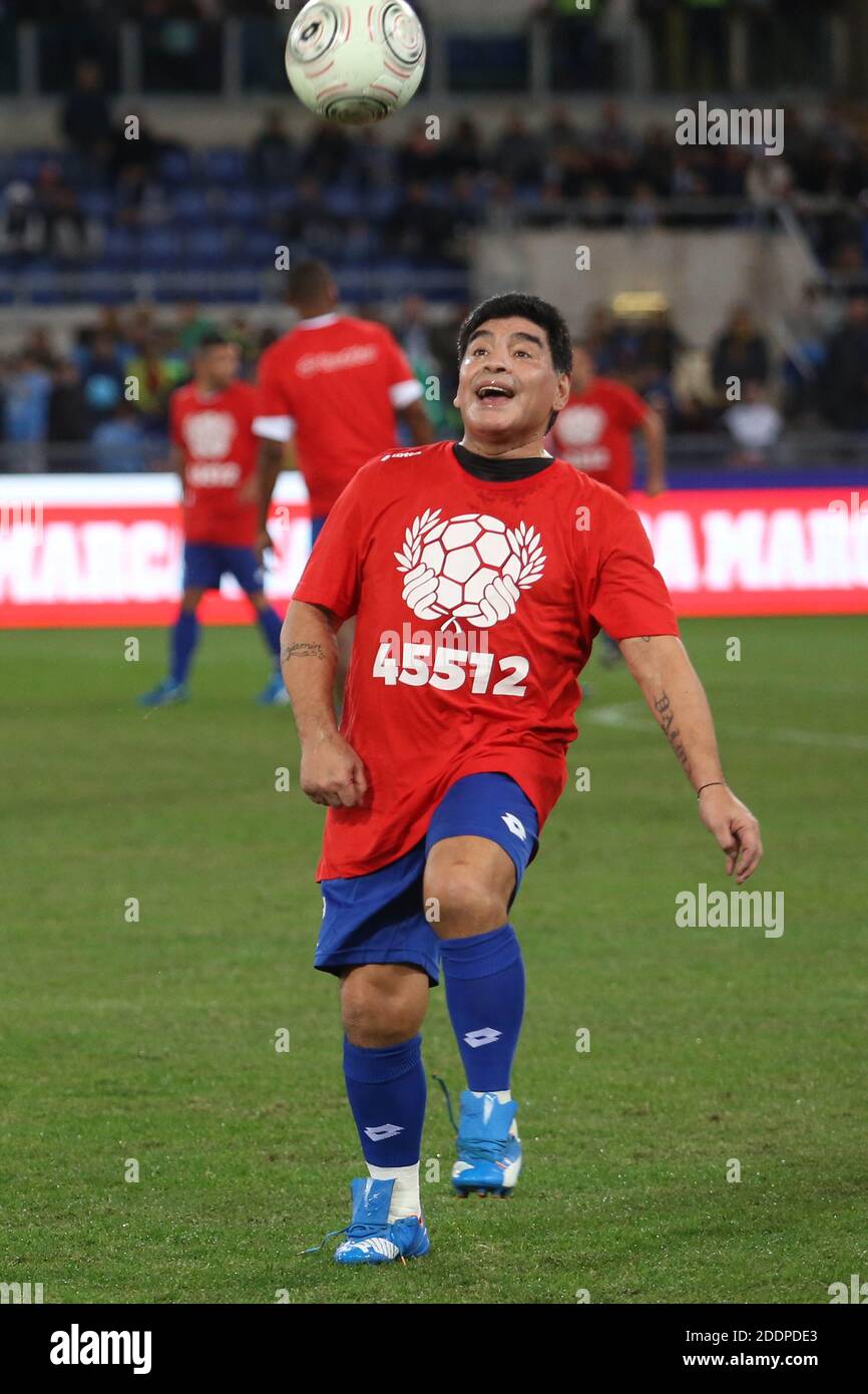 Rome, Italie - 12/10/2014: Diego Armando Maradona en action lors du match amical 'United for Peace' dédié au Pape François au stade olympique de Rome Banque D'Images