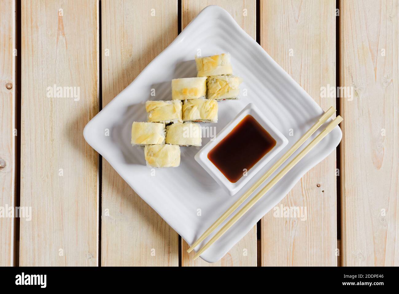 Vue de dessus d'une portion de petits pains avec saumon, concombre et fromage dans une vinaigrette au gingembre mariné Banque D'Images