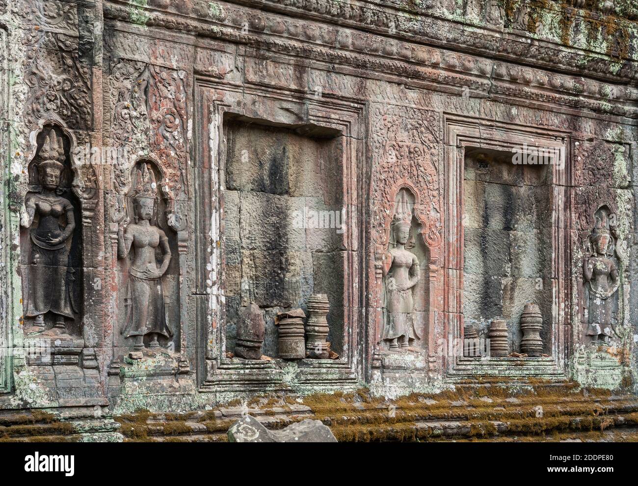 APSARA bas-reliefs sur les murs de l'ancien temple hindou khmer Ta Prohm à Angkor, Cambodge Banque D'Images