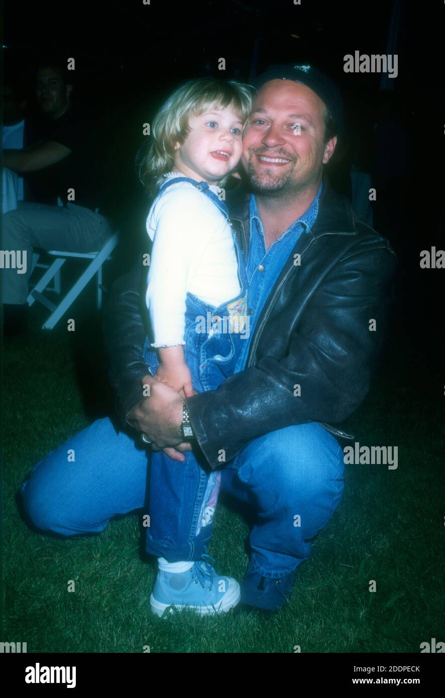 Los Angeles, Californie, États-Unis 13 avril 1996 (exclusivité) l'acteur Michael Chiklis et sa fille Autumn Chiklis participent à l'événement KidsPeace le 13 avril 1996 à Los Angeles, Californie, États-Unis. Photo par Barry King/Alay stock photo Banque D'Images