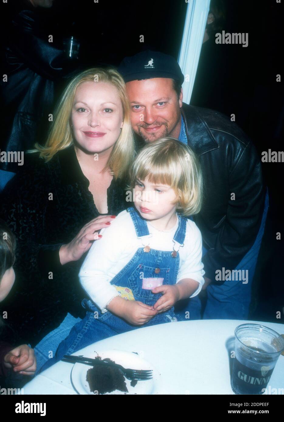 Los Angeles, Californie, États-Unis 13 avril 1996 (exclusivité) l'actrice Cathy Moriarty, l'acteur Michael Chiklis et sa fille Autumn Chiklis participent à l'événement KidsPeace le 13 avril 1996 à Los Angeles, Californie, États-Unis. Photo par Barry King/Alay stock photo Banque D'Images