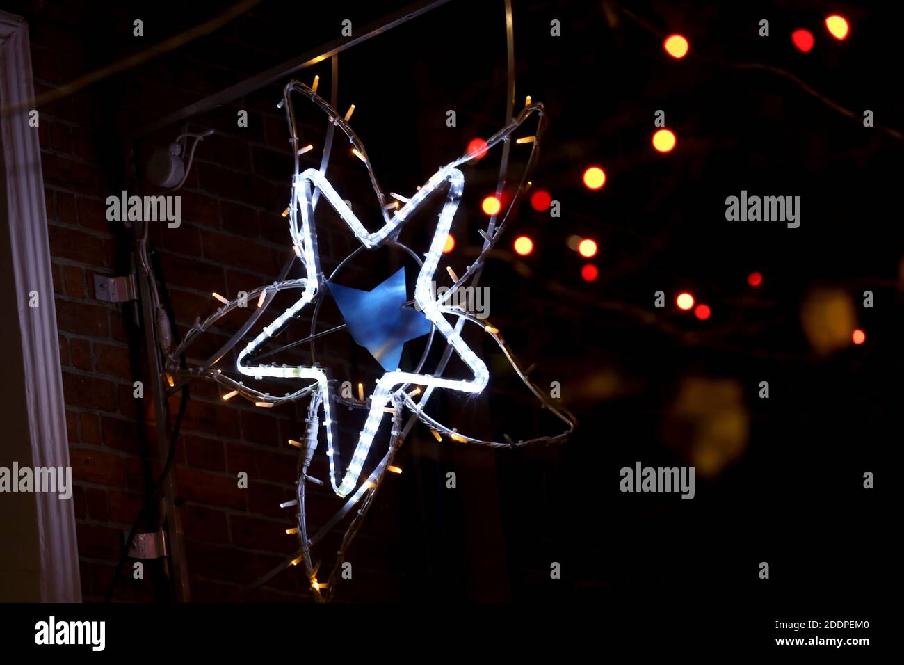 Décorations de Noël et lumières dans le centre-ville de Chichester, West Sussex, Royaume-Uni. Banque D'Images