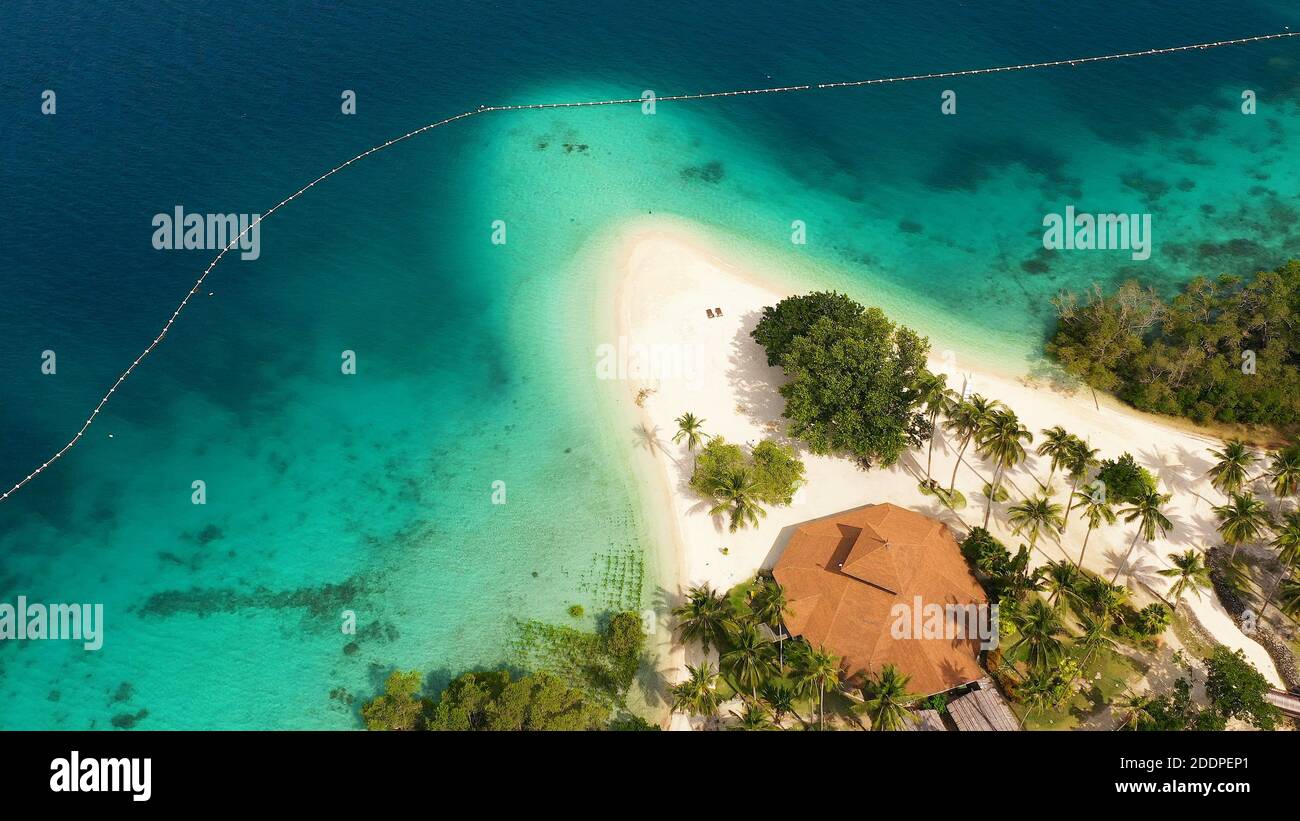 Plage de sable sur une île tropicale avec palmiers. Île de Malipano, Philippines, Samal. Banque D'Images