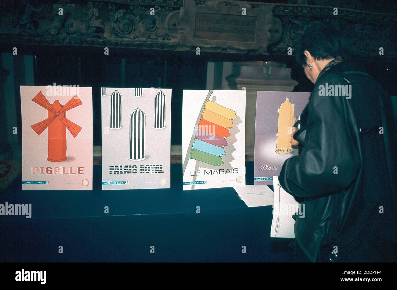 Paris, France, les gens regardant les affiches françaises sur le SIDA sur le mur à l'Hôtel de ville, exposition des événements de la Journée mondiale du SIDA, défis de santé publique, sensibilisation Banque D'Images