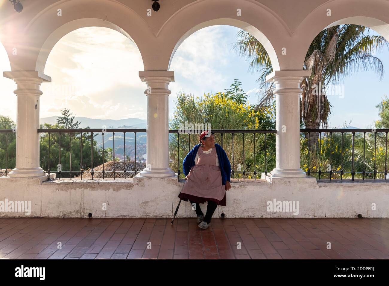 7 mars 2020: Femme bolivienne se reposant sous les arches de la place Recoleta. Sucre, Bolivie. Banque D'Images