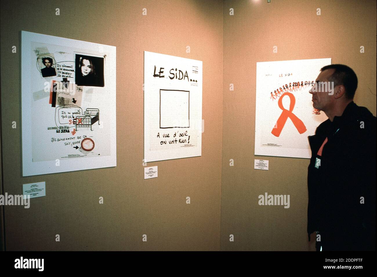 Paris, France, personnes regardant les affiches sur le SIDA sur le mur d'exposition à l'Hôtel de ville, exposition de la Journée mondiale du VIH/SIDA Banque D'Images