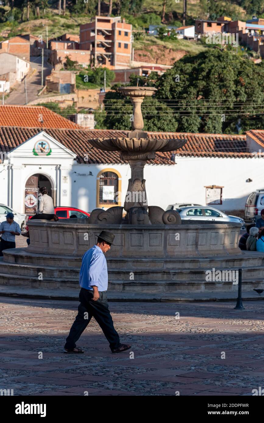 7 mars 2020: Homme bolivien avec un chapeau marchant dans les rues de sucre. Sucre, Bolivie Banque D'Images
