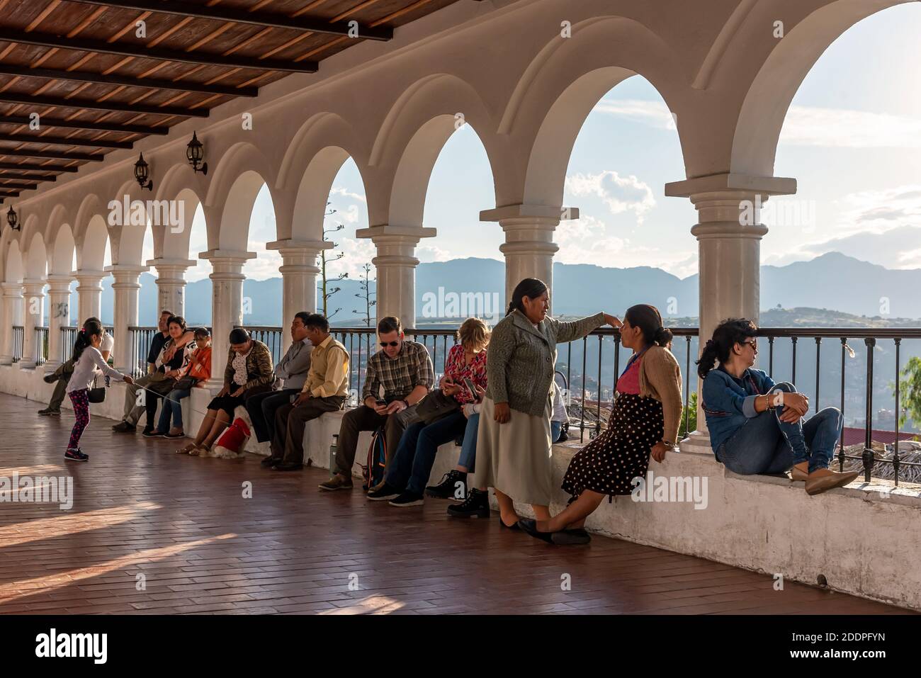 7 mars 2020: Groupe de personnes se reposant sous les arches de Recoleta Plaza. Sucre, Bolivie. Banque D'Images