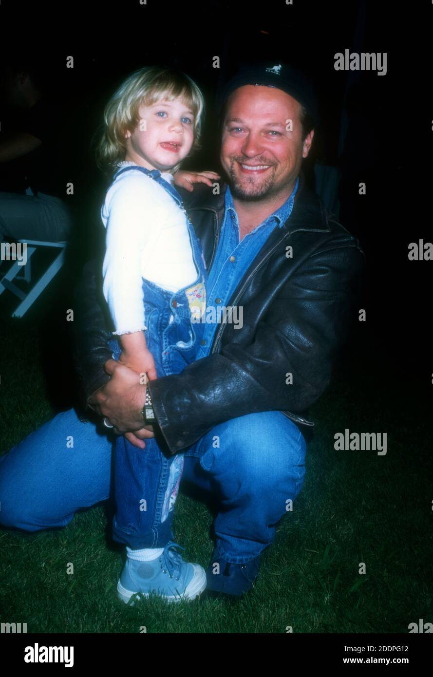 Los Angeles, Californie, États-Unis 13 avril 1996 (exclusivité) l'acteur Michael Chiklis et sa fille Autumn Chiklis participent à l'événement KidsPeace le 13 avril 1996 à Los Angeles, Californie, États-Unis. Photo par Barry King/Alay stock photo Banque D'Images