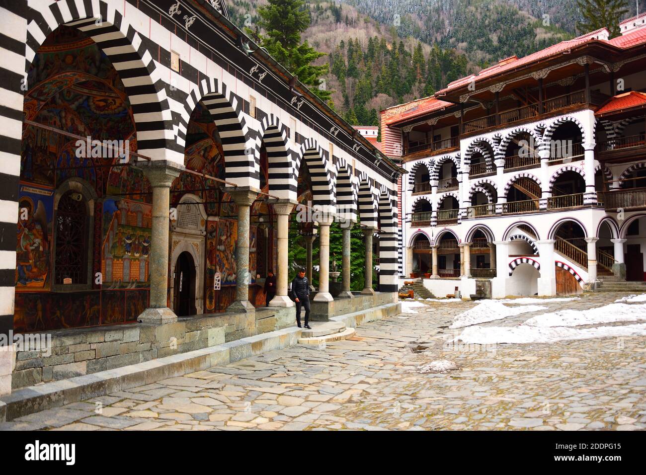 Monastère de Rila le plus grand et le plus célèbre monastère orthodoxe de l'est en Bulgarie, par temps couvert. Banque D'Images