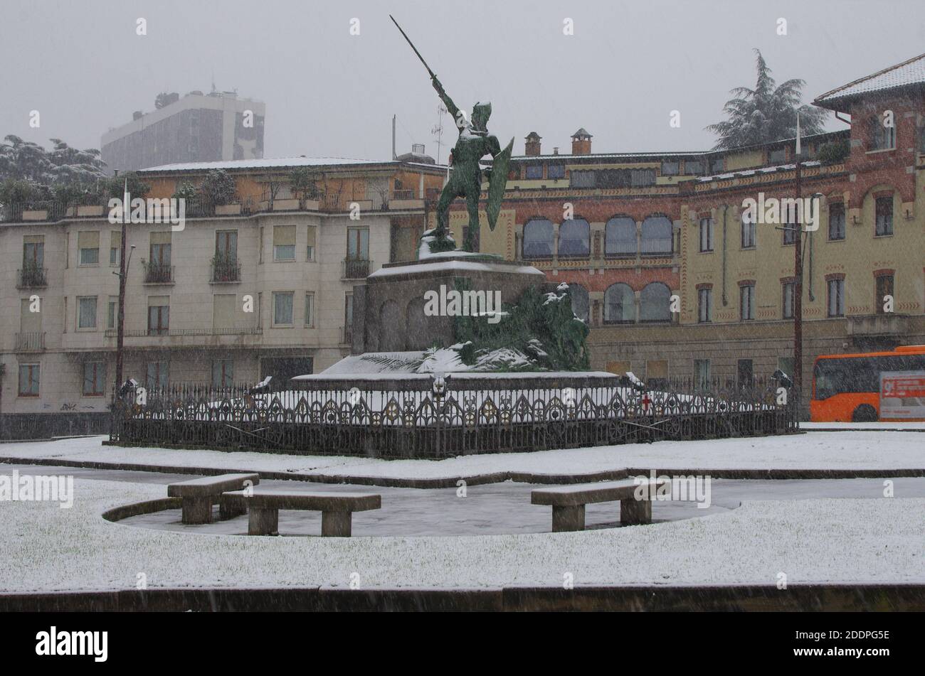 Célèbre statue de bronze du guerrier sur la Piazza Monumento réalisée par le sculpteur Enrico Butti, Legnano, Italie Banque D'Images