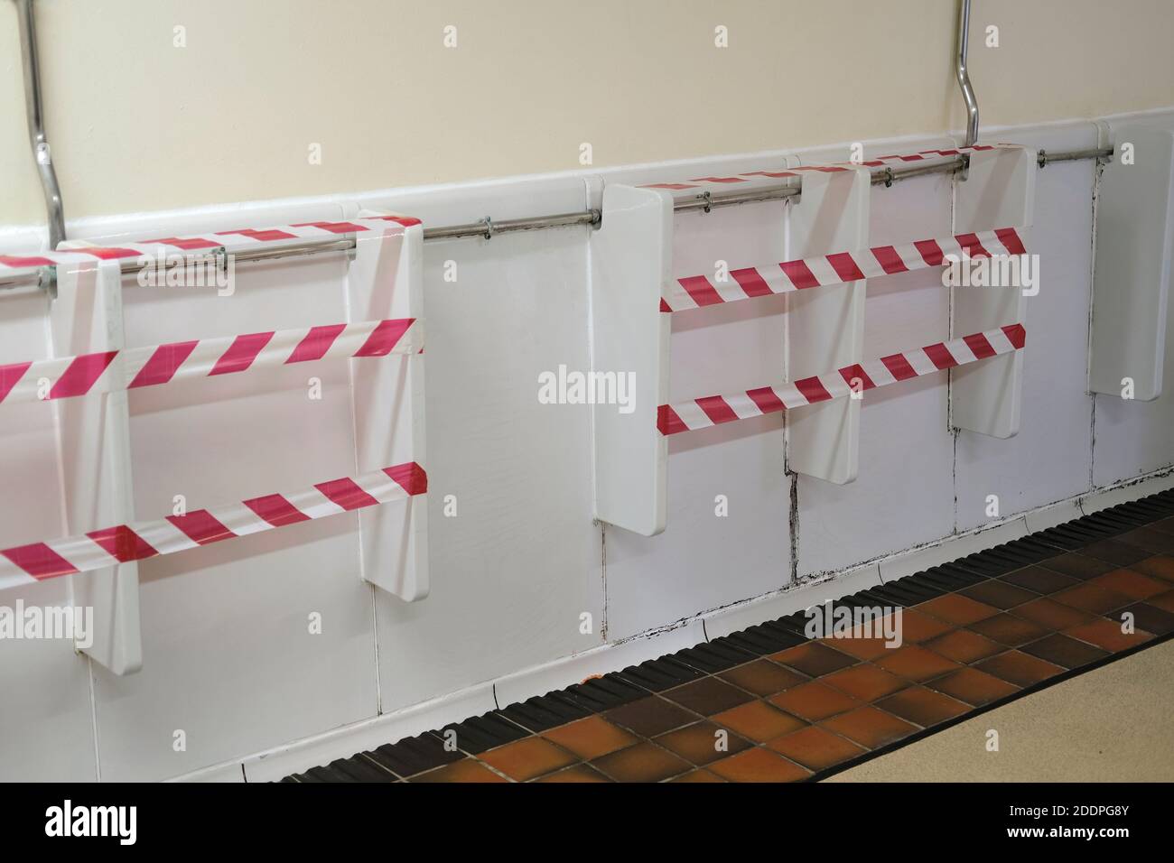 Un urinoir pour hommes, toilettes pendant le verrouillage Banque D'Images