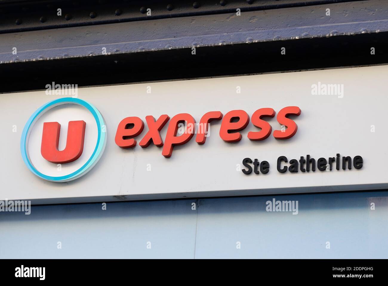 Bordeaux , Aquitaine / France - 11 11 2020 : super U express logo signe u pour le supermarché de la ville française Banque D'Images