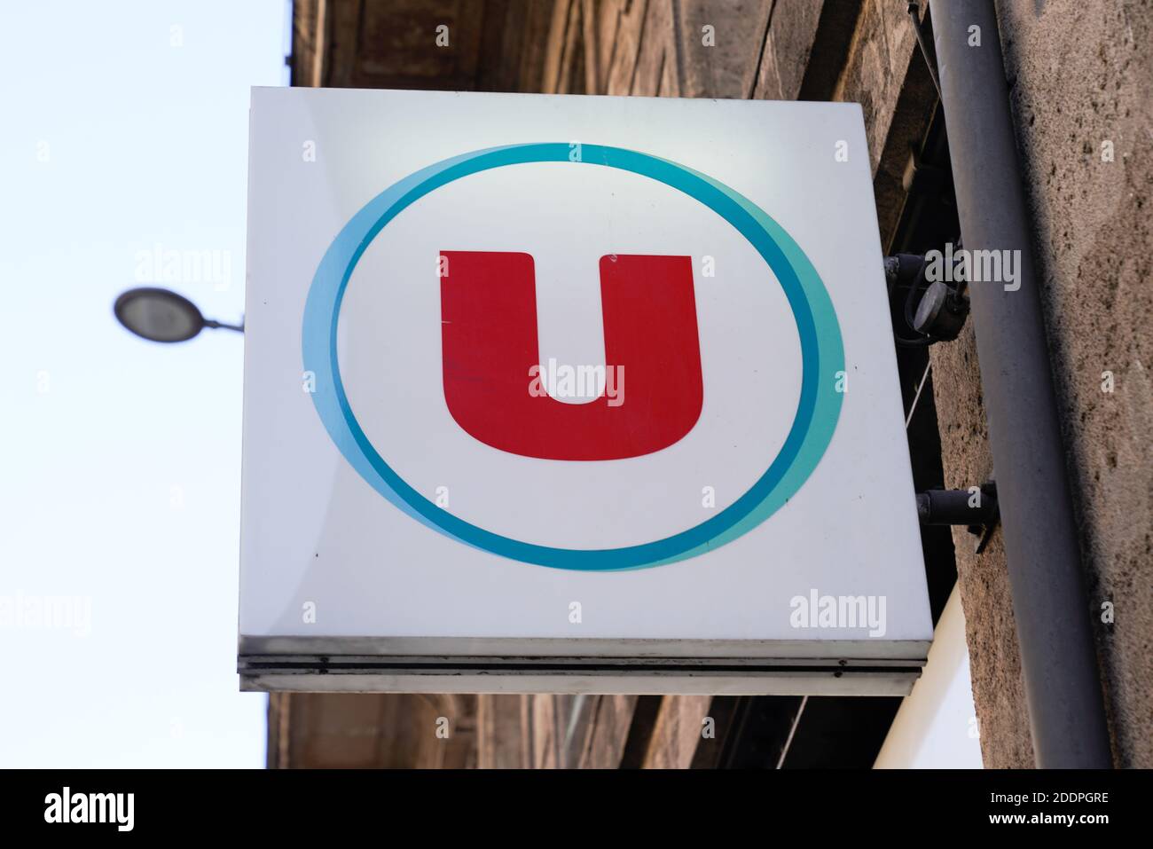 Bordeaux , Aquitaine / France - 11 11 2020 : Super U magasin de supermarchés français enseigne et texte logo du marché en france Banque D'Images