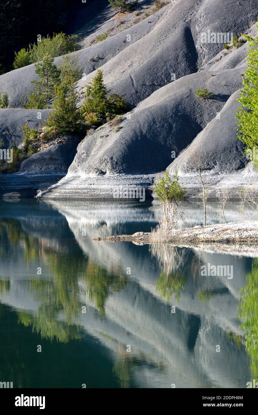 Formation rocheuse à un lac, Espagne, Pyrénées, Parc National d'Ordesa Banque D'Images