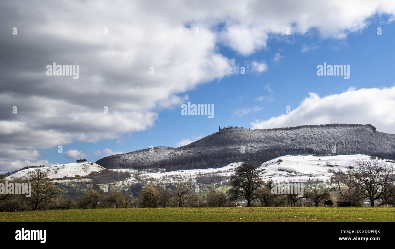 Montagne Teck avec château Teck et neige fraîche, Allemagne, Bade-Wurtemberg Banque D'Images