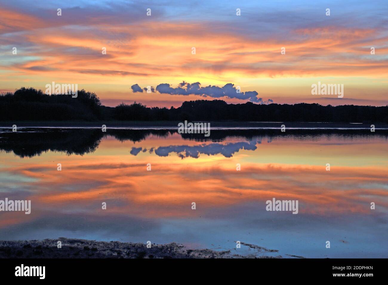 Coucher de soleil sur un lac à haute Lusatia, Allemagne, Saxe, Lusatia Banque D'Images