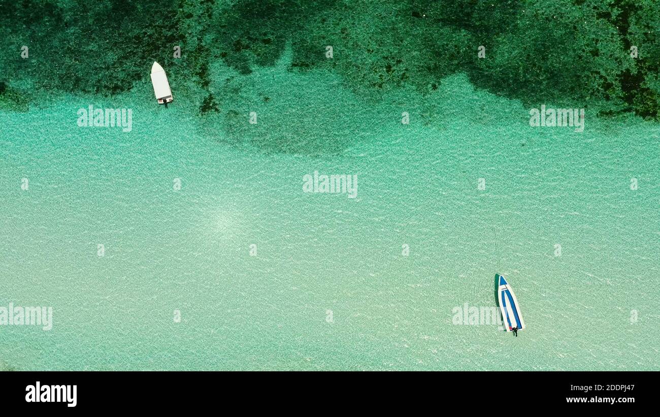 Surface de l'eau de mer avec bateau dans le lagon, espace de copie pour le texte. Vue de dessus transparente turquoise océan surface de l'eau. Banque D'Images