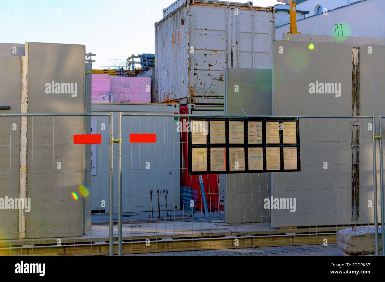 copies de la permission de construction sur la clôture d'un chantier Banque D'Images