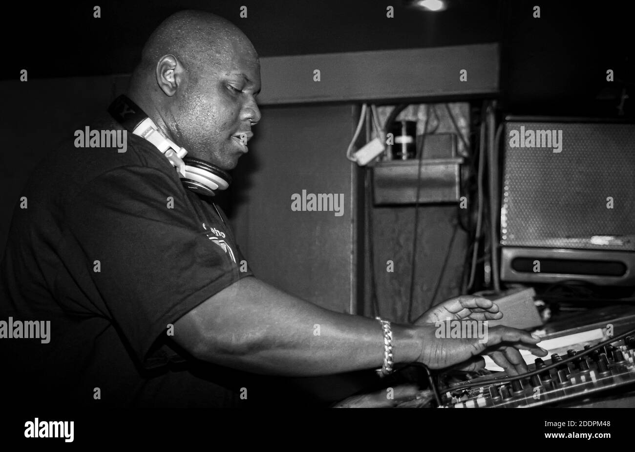 Carl Cox djing à la base ultime des salles Velvet, Londres, juin 2001 Banque D'Images