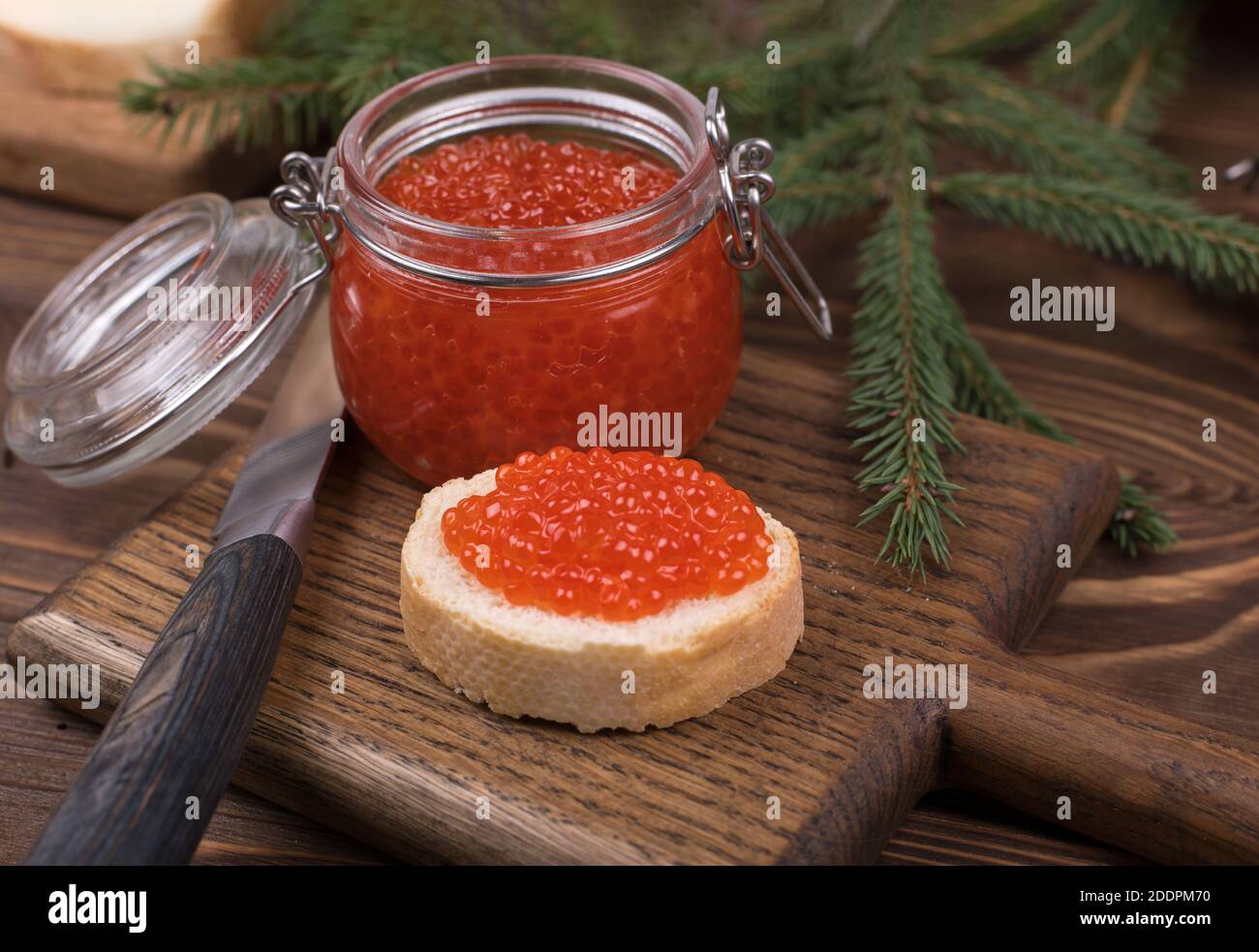 Caviar rouge sur un pain avec un arbre de Noël. Le plat principal du nouvel an Banque D'Images