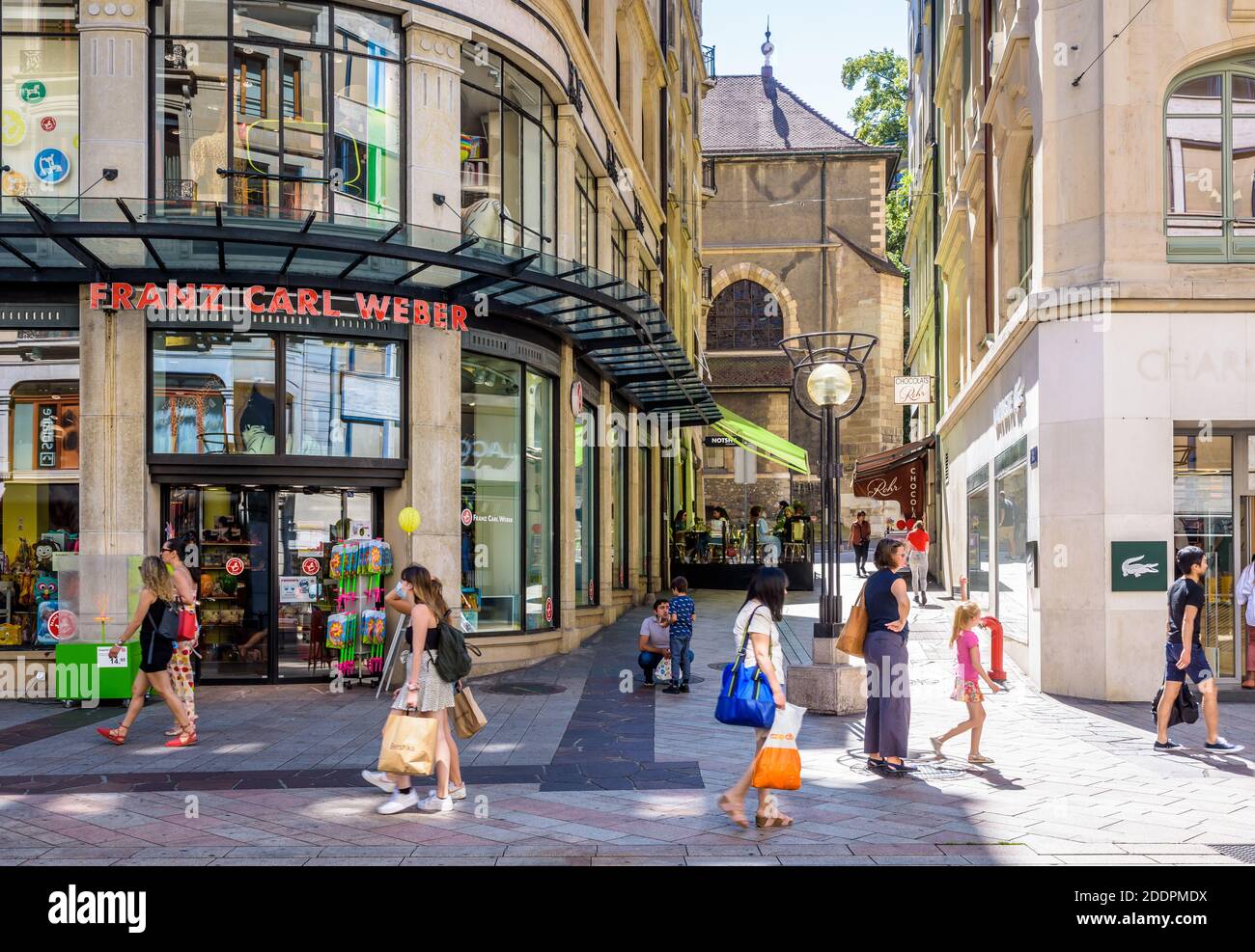 Les gens vont faire du shopping dans la rue commerçante principale de  Genève, en passant devant le magasin Franz Carl Weber, une célèbre chaîne  de magasins de jouets suisses Photo Stock -